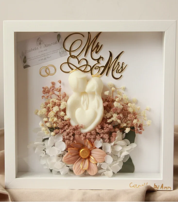 Ramka Mr & Mrs z kompozycją kwiatową i świecą sojową — Candle by Ann