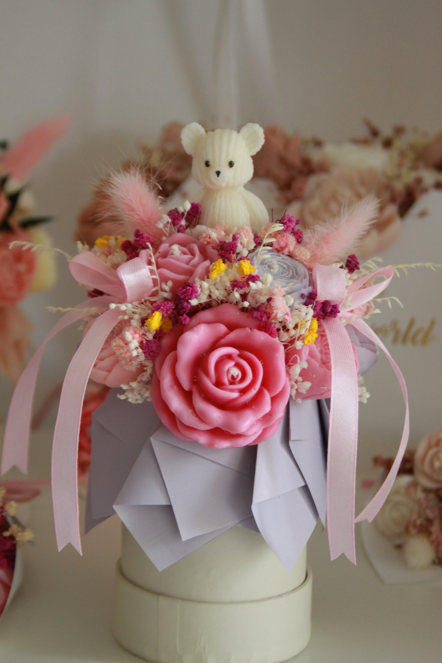 Pastelowy flower box z misiem na szczycie, różowe i lawendowe kwiaty, świeca sojowa — Candle by Ann