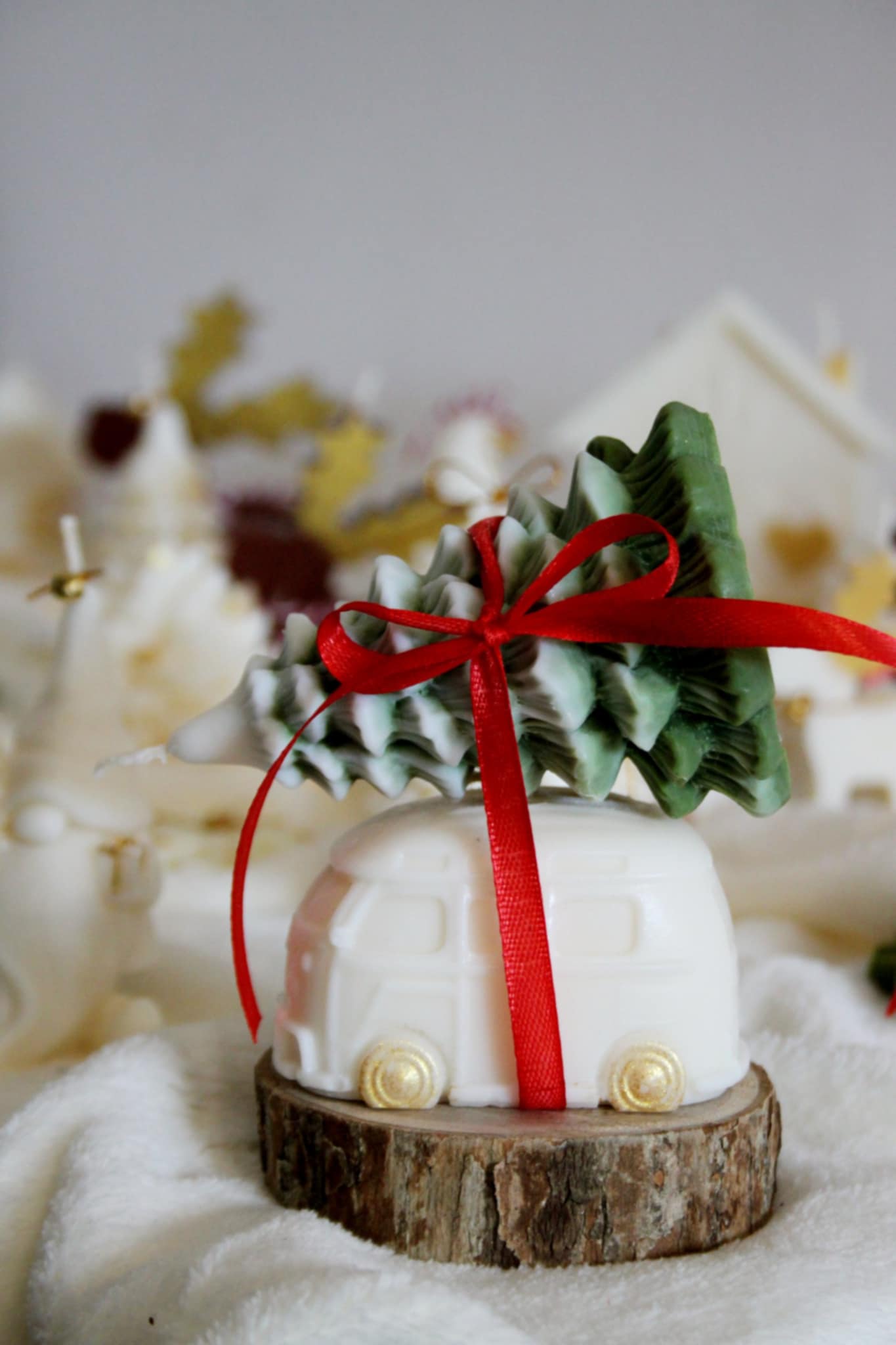 Świeca sojowa autko z choinką — świąteczna dekoracja | Candle by Ann