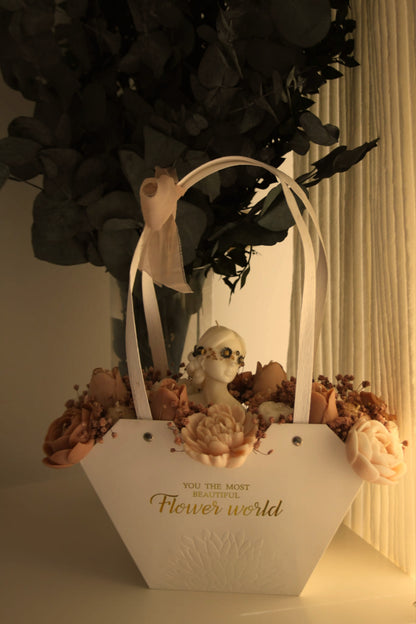 Flower World – figurka anio\łka wśród kwiatów ze świec i suszonych kwiatów