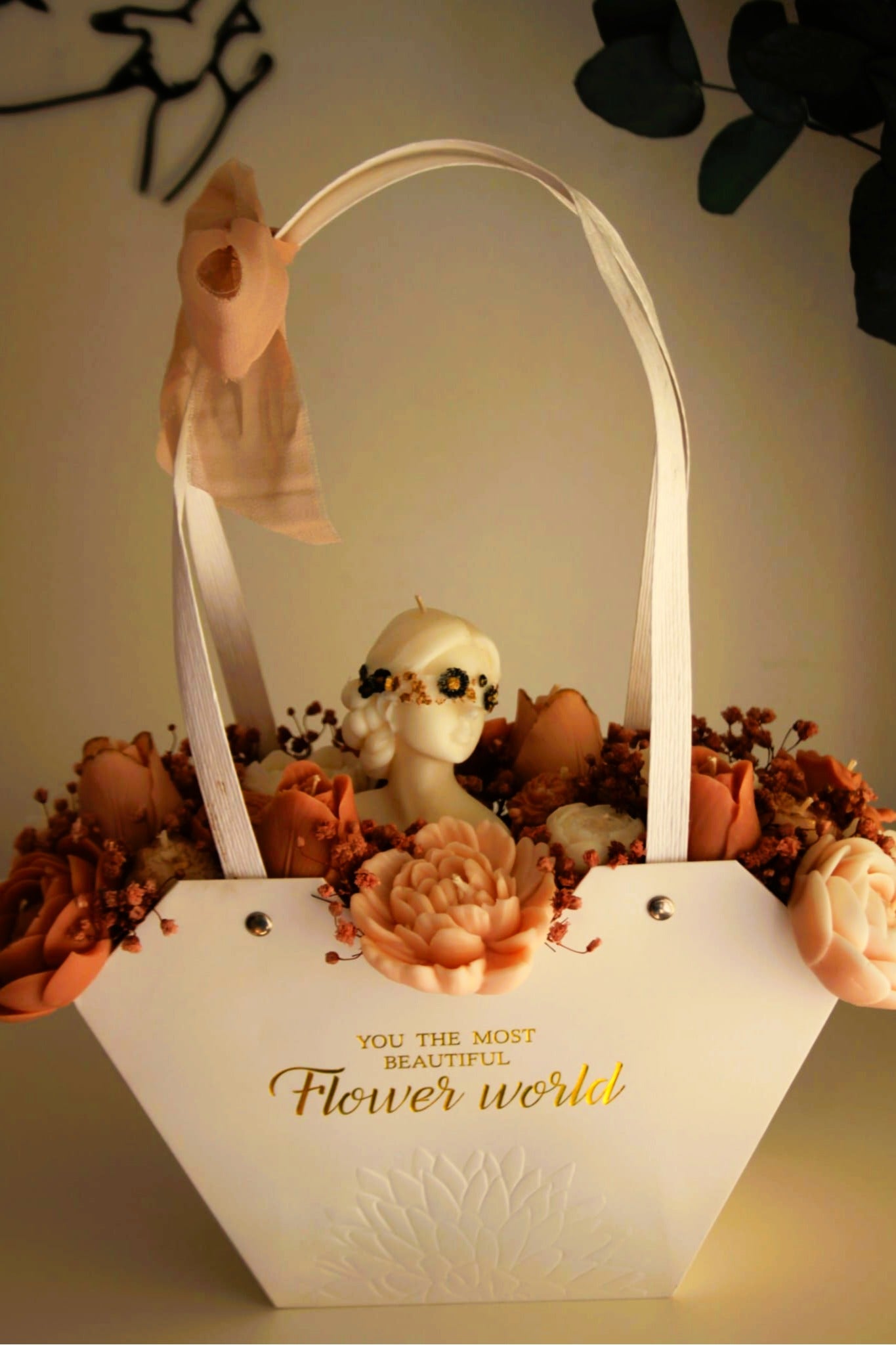 Flower World – kompozycja ze świec sojowych na Dzień Mamy w ozdobnym koszyczku