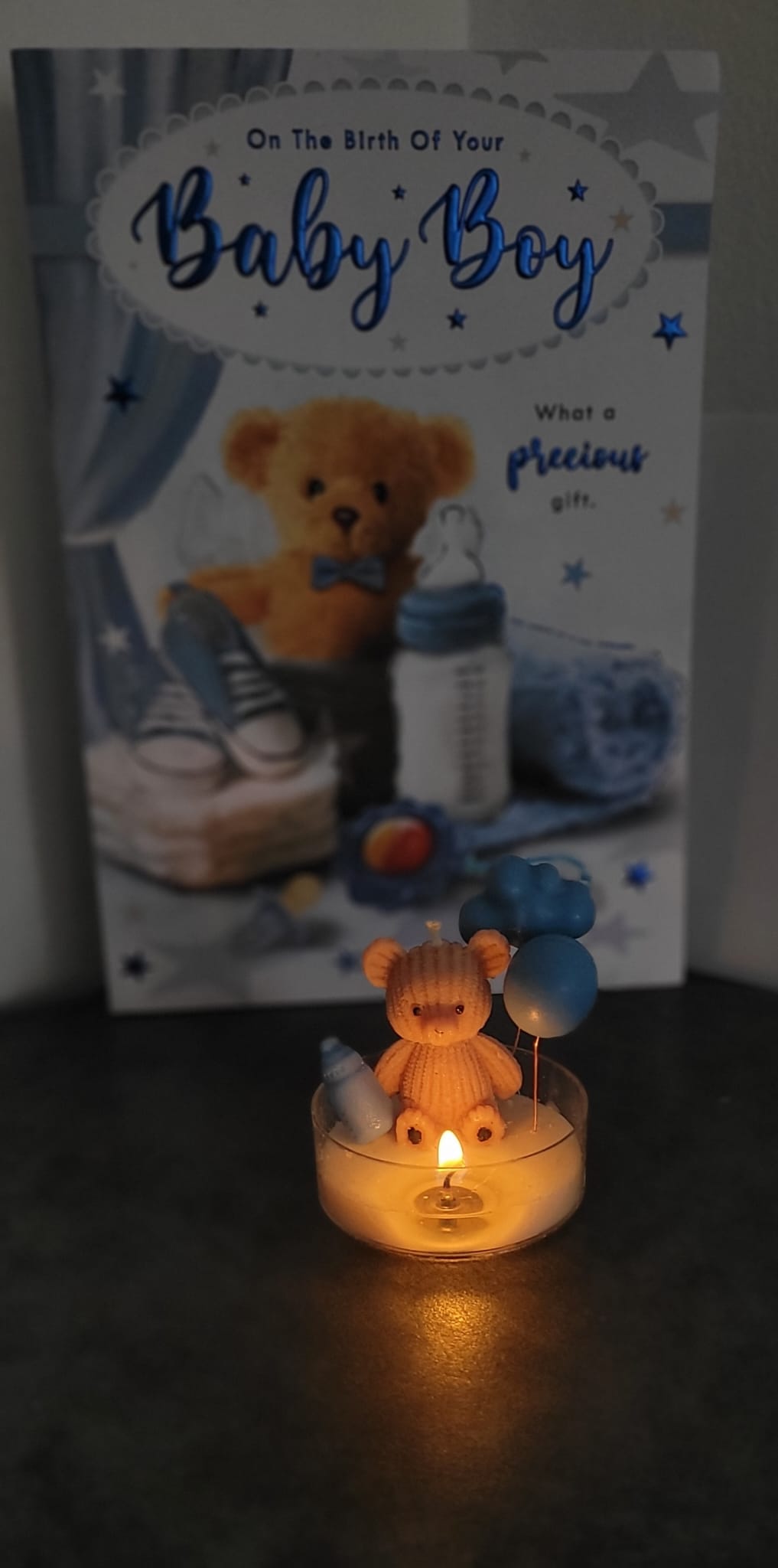 Świeca sojowa miś z balonem — upominek na baby shower | Candle by Ann