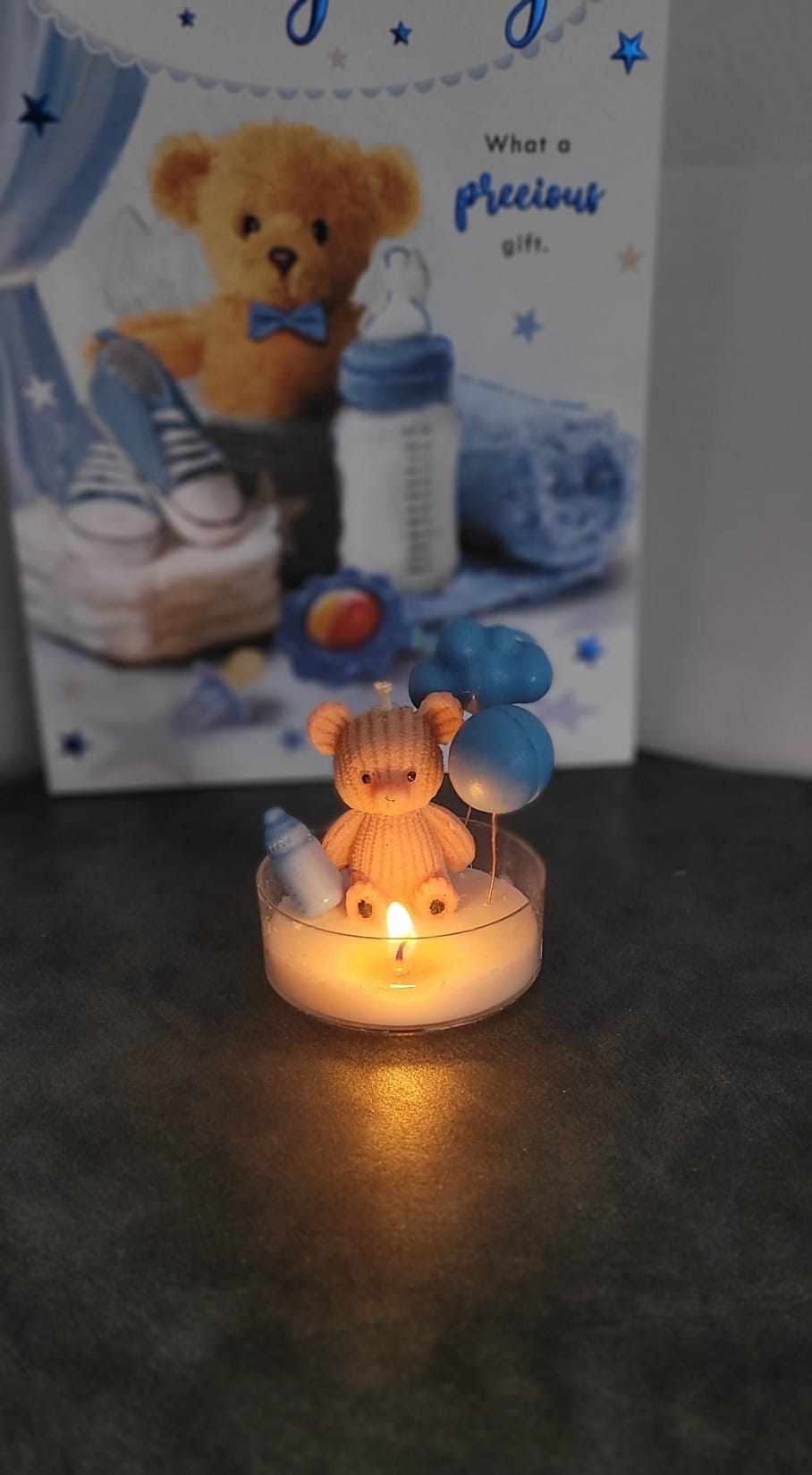 Świeca sojowa miś z balonem — upominek na baby shower | Candle by Ann