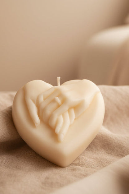 Świeca sojowa serce w dłoniach — romantyczny prezent | Candle by Ann