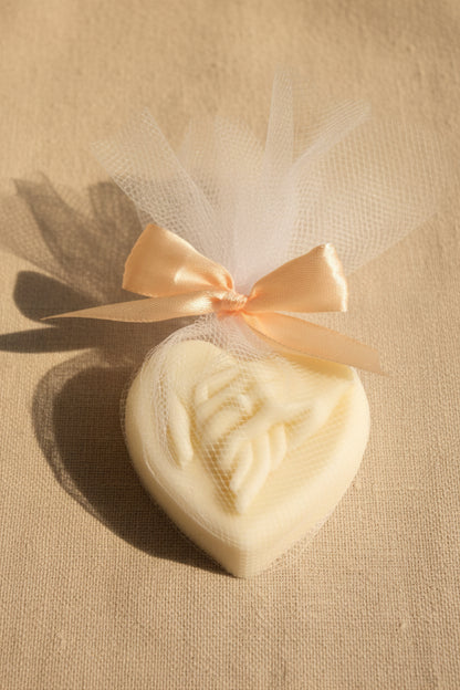 Świeca sojowa serce w dłoniach — romantyczny prezent | Candle by Ann