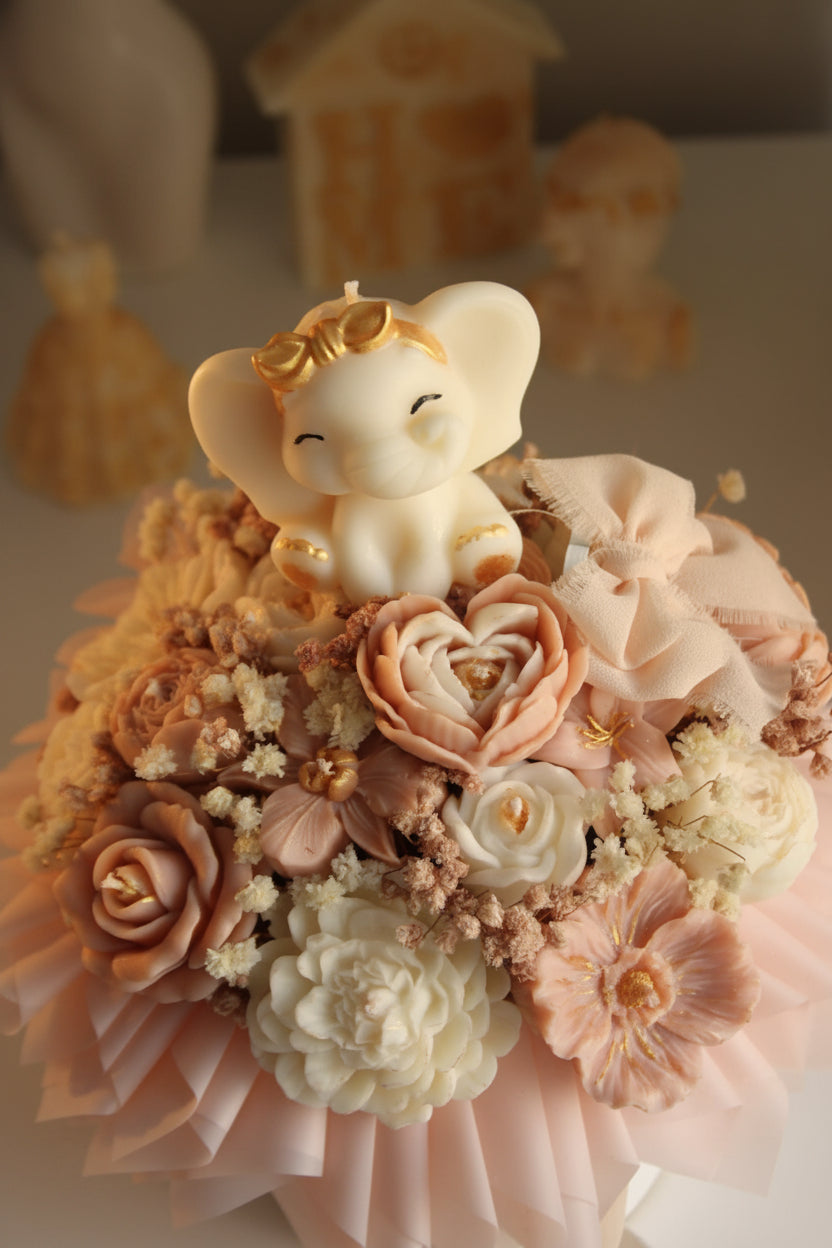 Świeca flower box ze słonikiem w koronie — prezent na baby shower | Candle by Ann