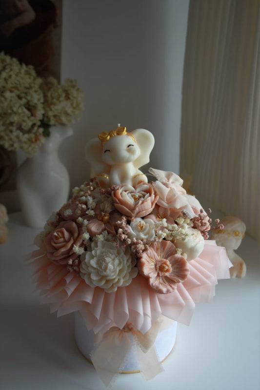 Świeca flower box ze słonikiem w koronie — prezent na baby shower | Candle by Ann