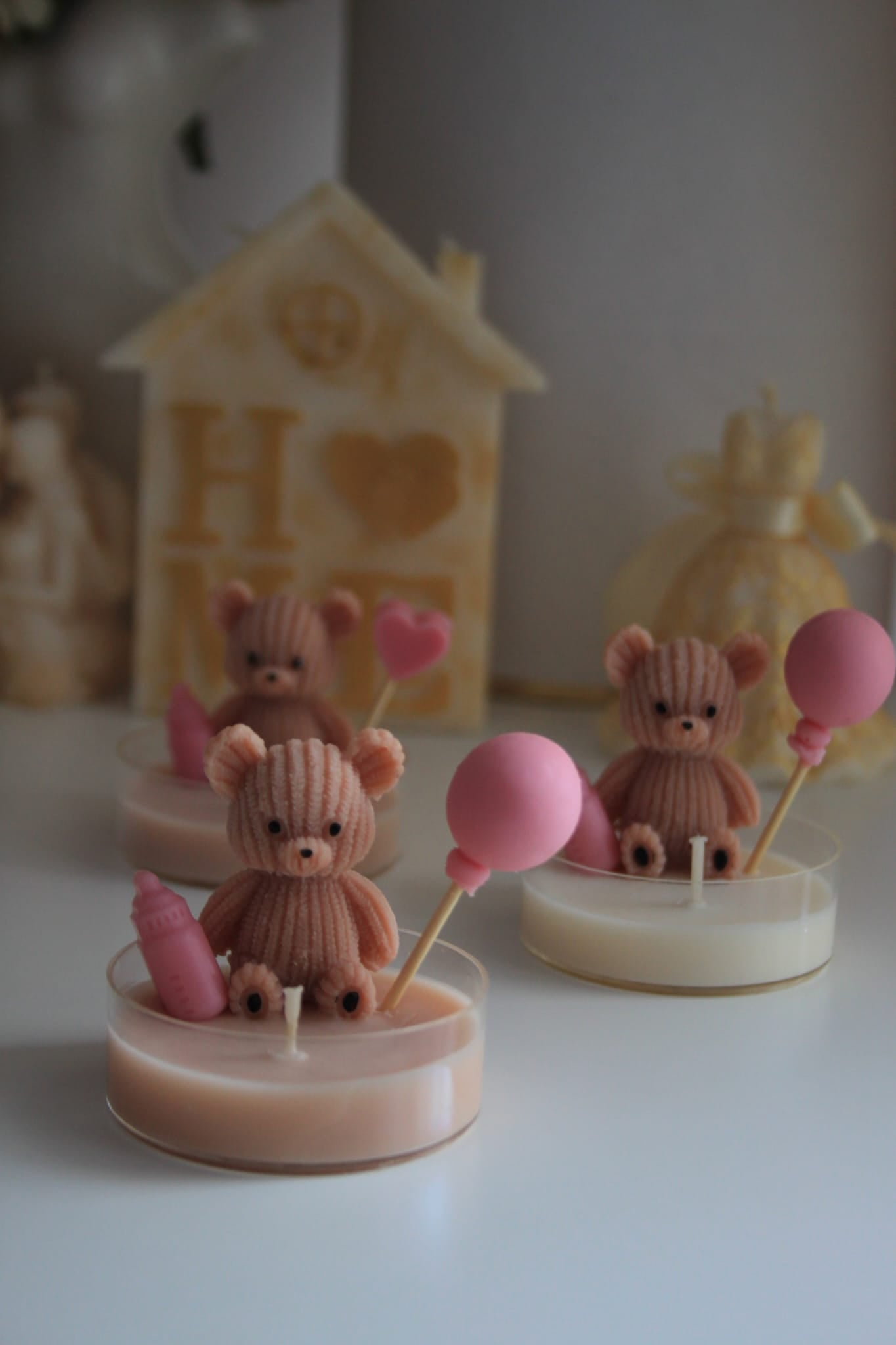 Świeca sojowa miś z balonem — upominek na baby shower | Candle by Ann