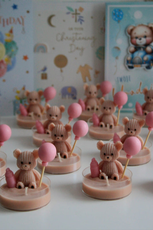 Świeca sojowa miś z balonem — upominek na baby shower | Candle by Ann