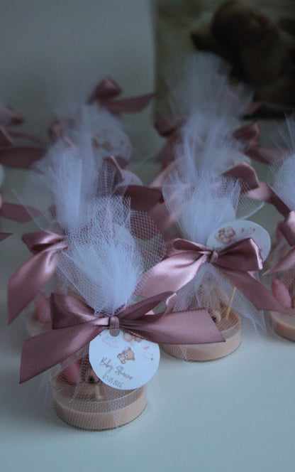 Świeca sojowa miś z balonem — upominek na baby shower | Candle by Ann