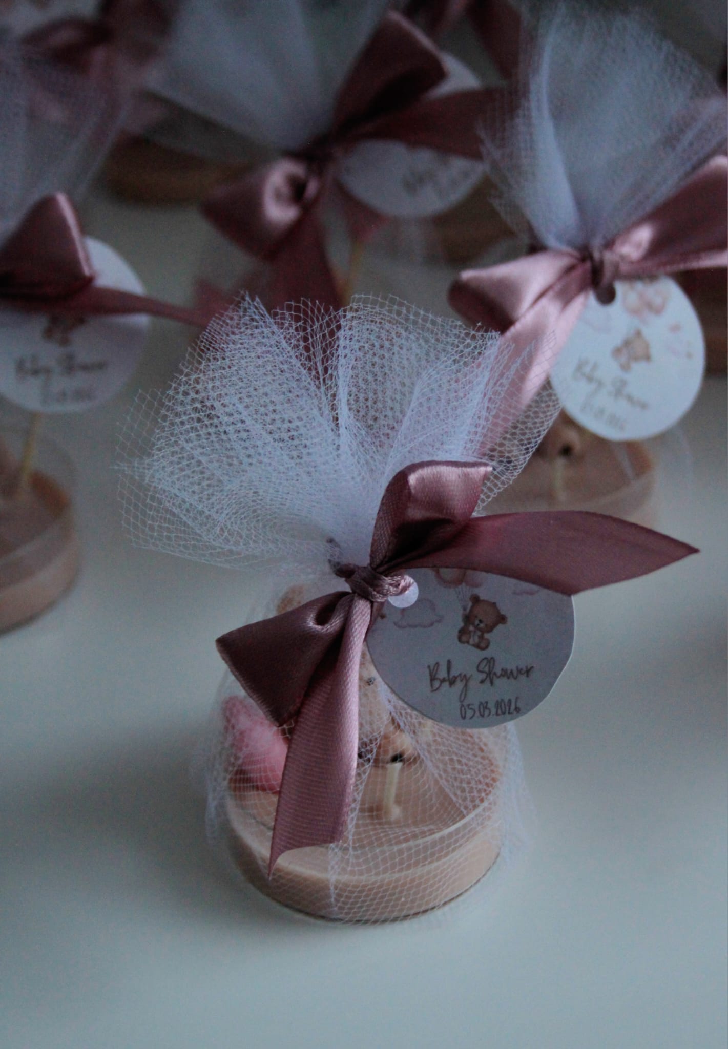 Świeca sojowa miś z balonem — upominek na baby shower | Candle by Ann