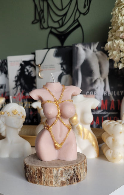 Świeca sojowa kobiece ciało zmysłowa sylwetka — artystyczna dekoracja | Candle by Ann