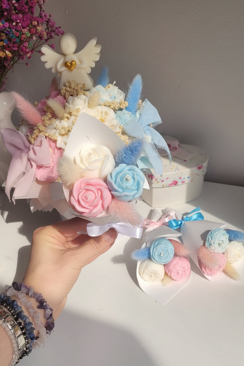 Flower box ze świecami sojowymi na narodziny bliźniaków w błękicie i różu | Candle by Ann