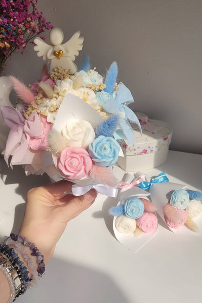 Flower box ze świecami sojowymi na narodziny bliźniaków w błękicie i różu | Candle by Ann
