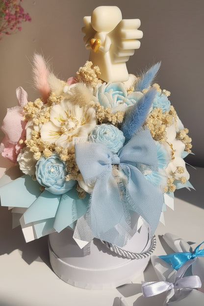 Flower box ze świecami sojowymi na narodziny bliźniaków w błękicie i różu | Candle by Ann