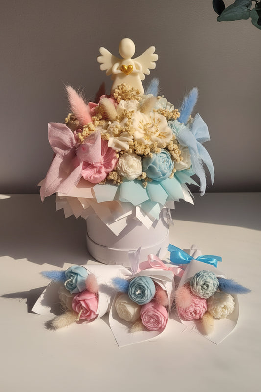 Flower box ze świecami sojowymi na narodziny bliźniaków w błękicie i różu | Candle by Ann