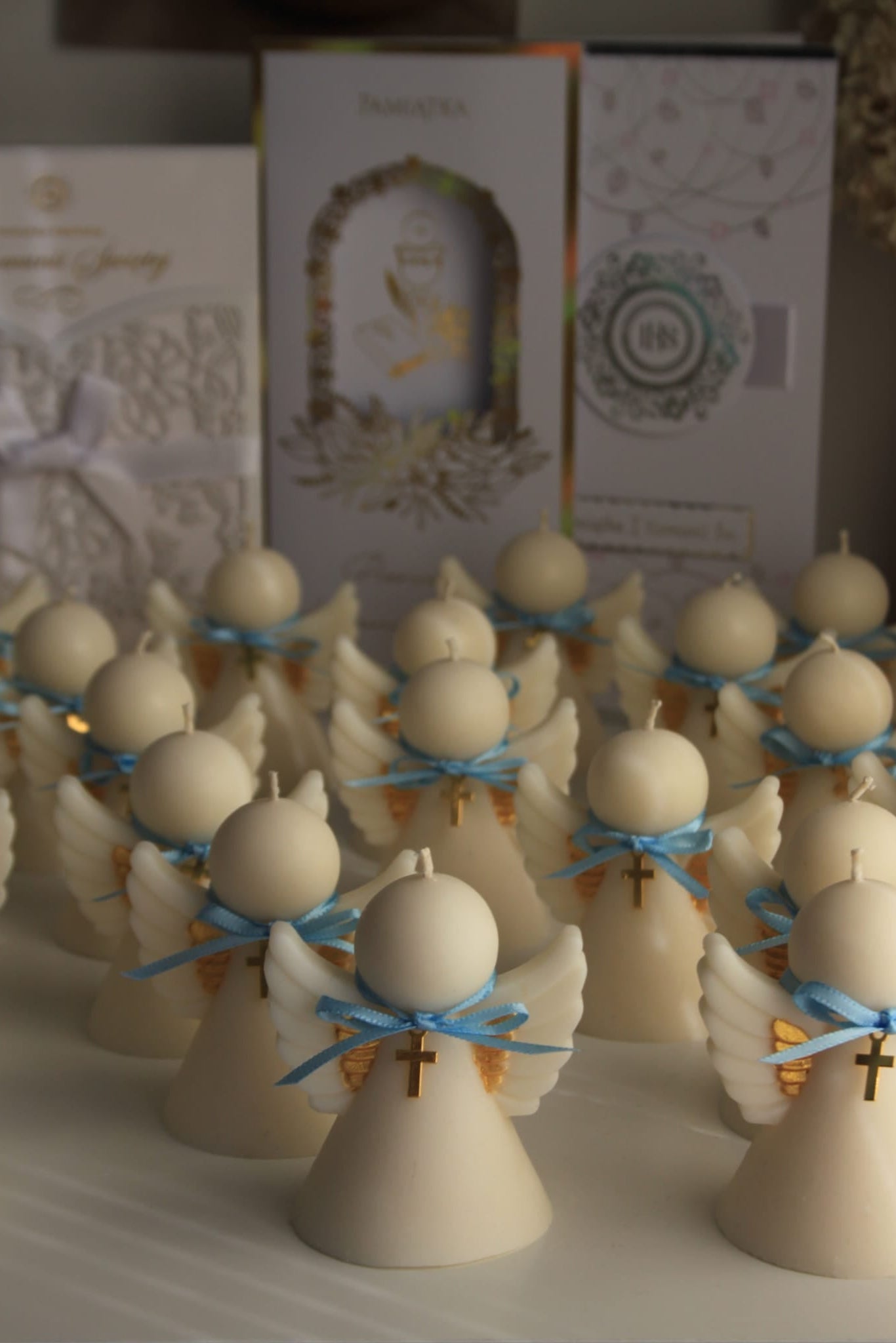 Świeca sojowa aniołek z krzyżykiem — pamiątka Pierwszej Komunii | Candle by Ann