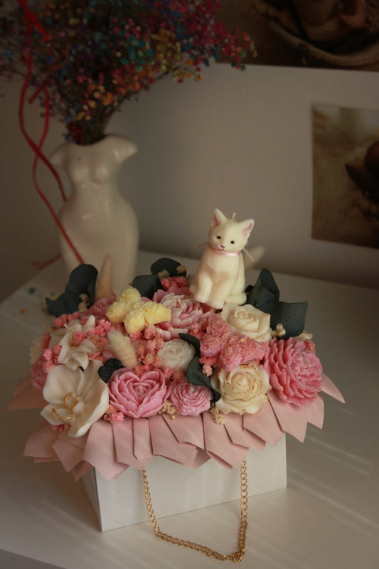 Flower box z figurką kotka ze świec sojowych i różowymi kwiatami | Candle by Ann