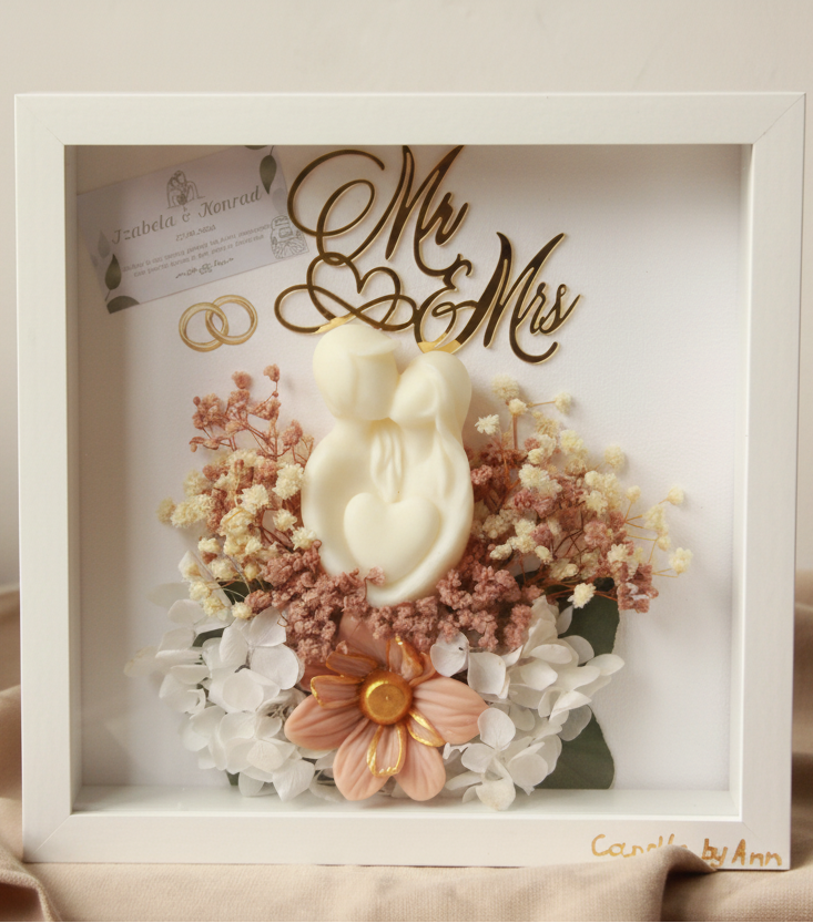 Ramka Mr & Mrs z kompozycją kwiatową i świecą sojową — Candle by Ann