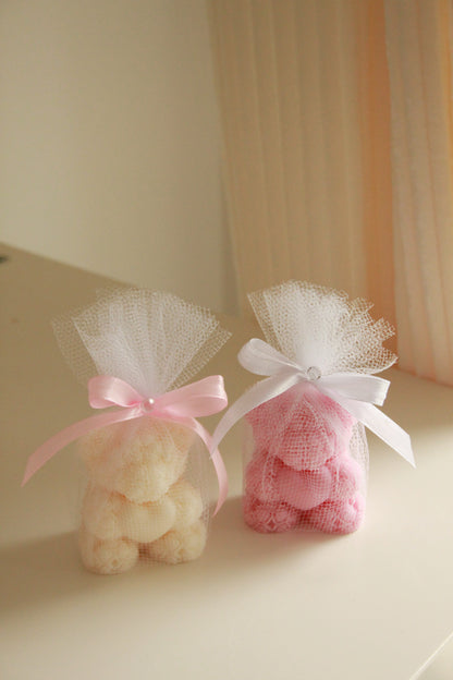 Biały i różowy miś z wosku sojowego w tiulu z satynową wstążką — upominek na roczek, baby shower lub podziękowanie dla nauczyciela