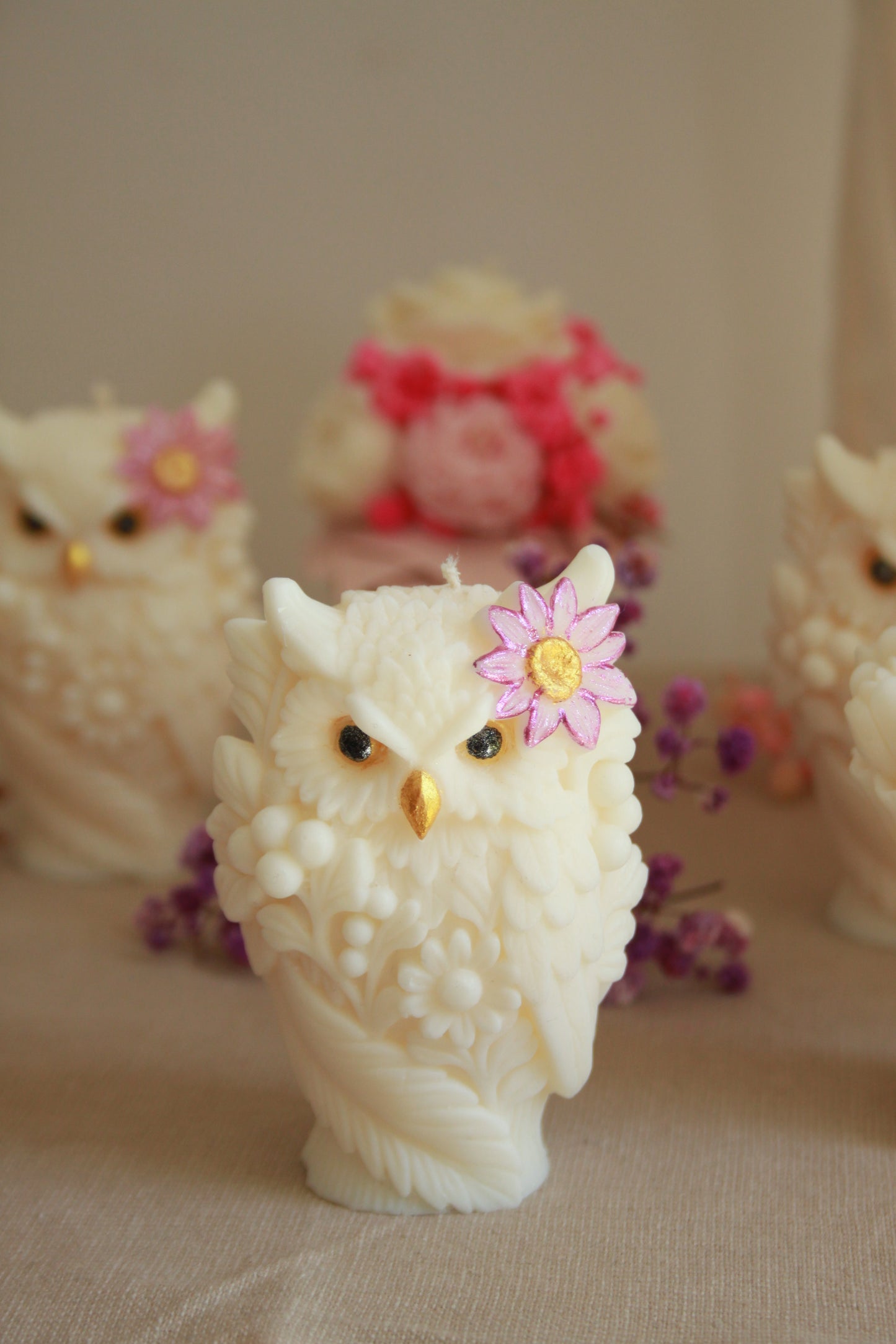 Cztery sowy z wosku sojowego w różnych kolorach kwiatków – świece dekoracyjne Candle by Ann