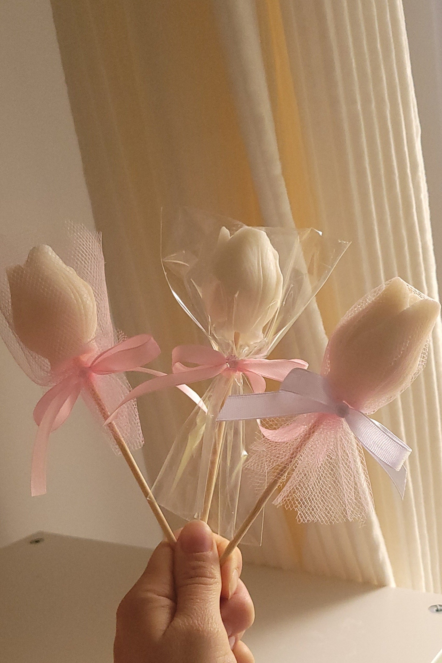 Tulipe Candle by Ann – zbliżenie na świecę tulipan w opakowaniu