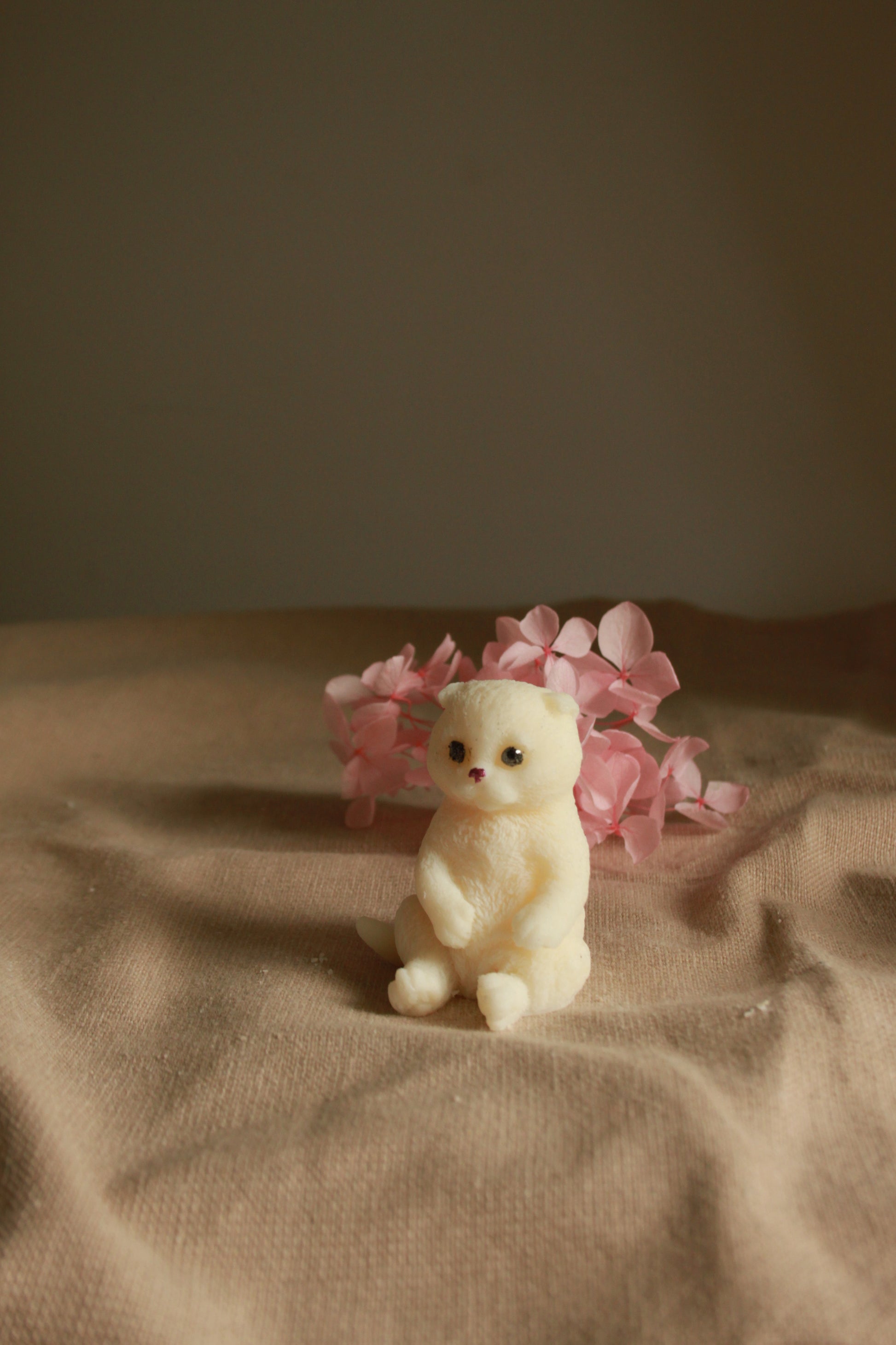 Miniaturowa świeczka sojowa w kształcie siedzącego kotka, Candle by Ann