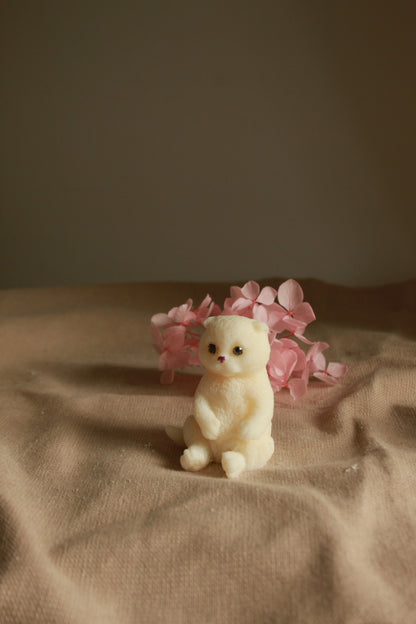 Miniaturowa świeczka sojowa w kształcie siedzącego kotka, Candle by Ann