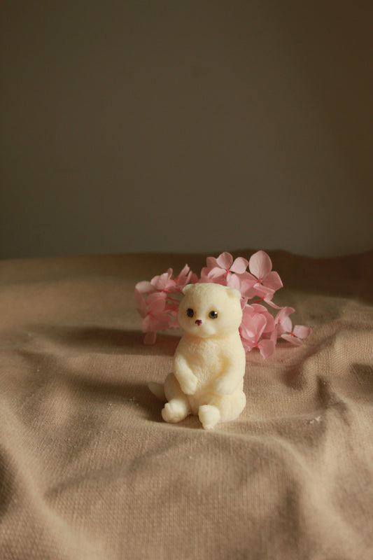 Miniaturowa świeczka sojowa w kształcie siedzącego kotka, Candle by Ann