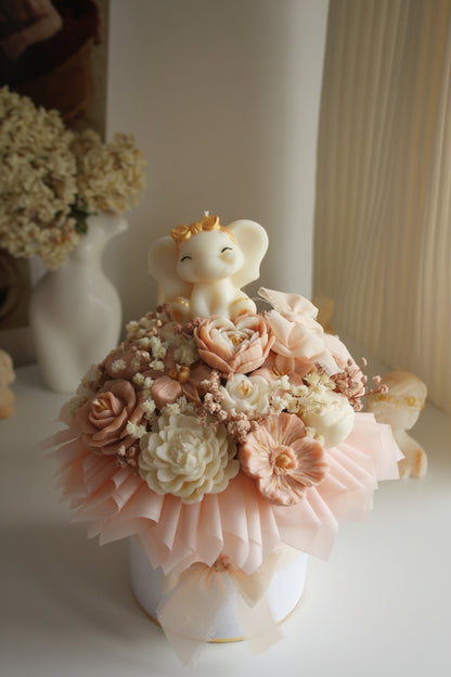Świeca flower box ze słonikiem w koronie — prezent na baby shower | Candle by Ann